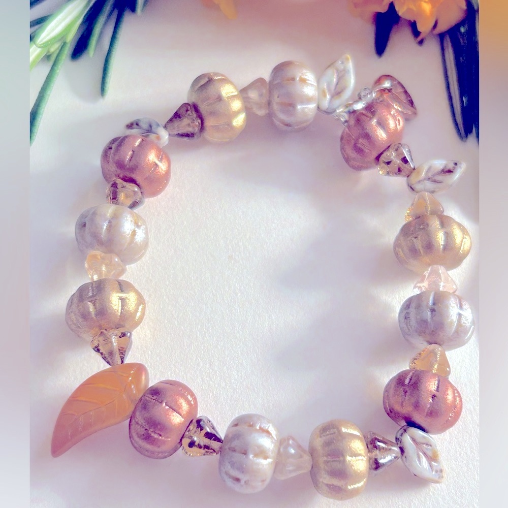 NWOT bracelet Pumpkins & Autumn Leaves metallics Czech Glass, charms, stretch